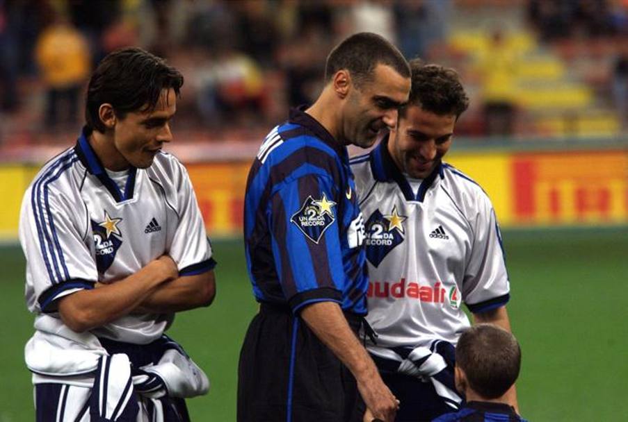 Festa addio al calcio: Giuseppe Bergomi, in compagnia del figlio Andrea (di spalle) con Filippo Inzaghi e Alessandro Del Piero a Milano. E&#39; il 10 novembre del 1999. Ansa